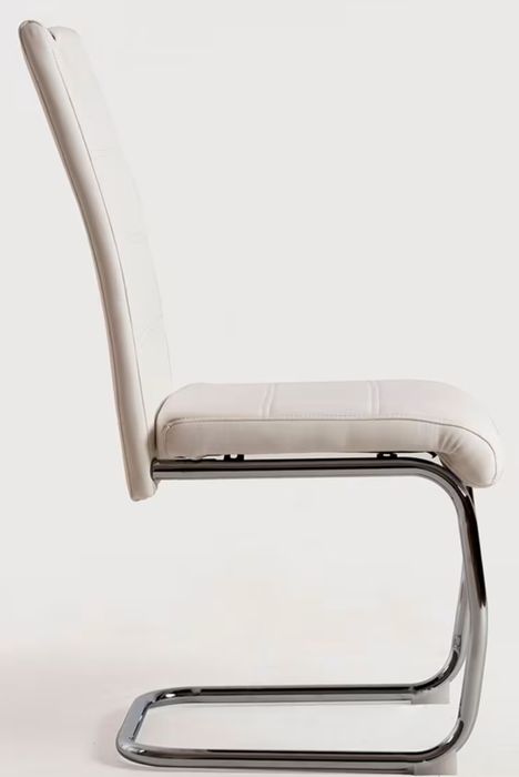 6 cadeiras brancas e 2 pretas disponíveis