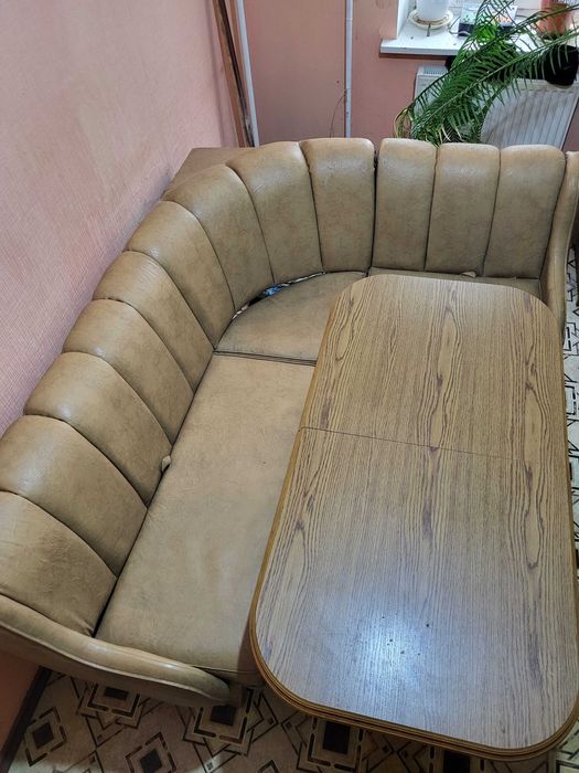 Кухонні меблі ( куточок і стіл)