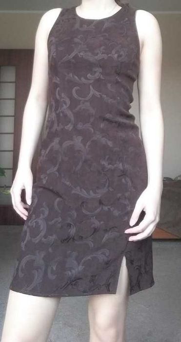 Brązowa krótka sukienka z przecięciem