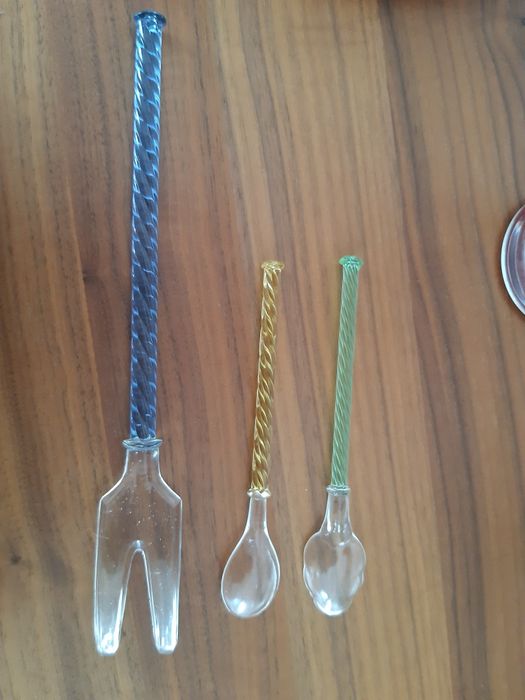 Talheres em vidro antigo