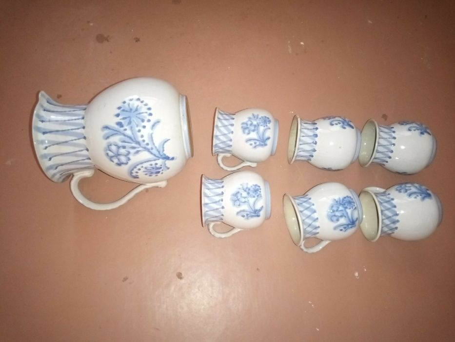 Глиняный кувшин и чашки.