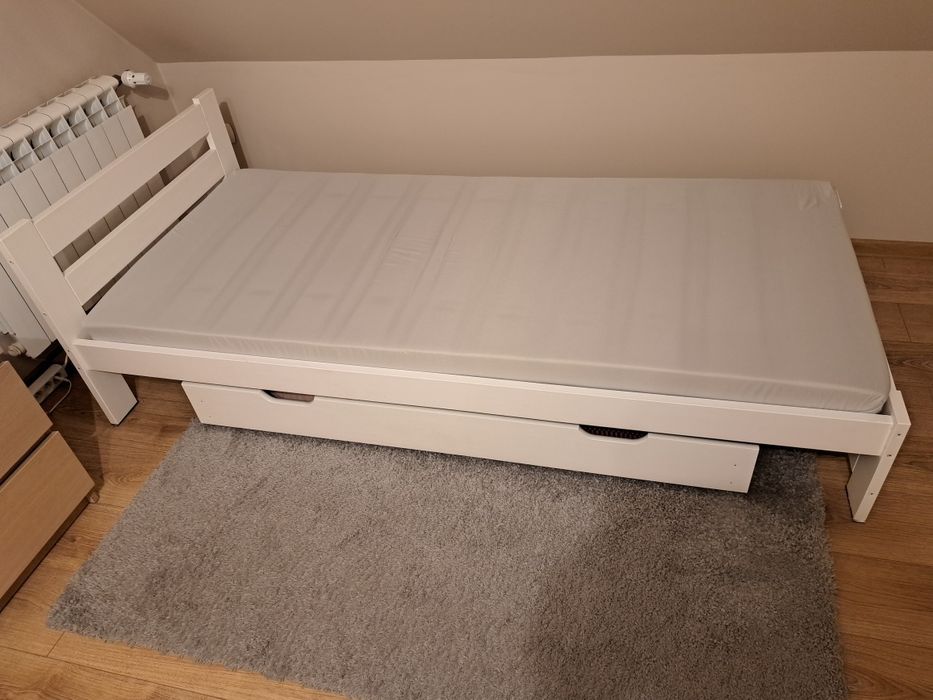 Łóżko z materacem