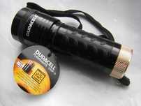 Mini latarka LED Duracell na baterie małe paluszki