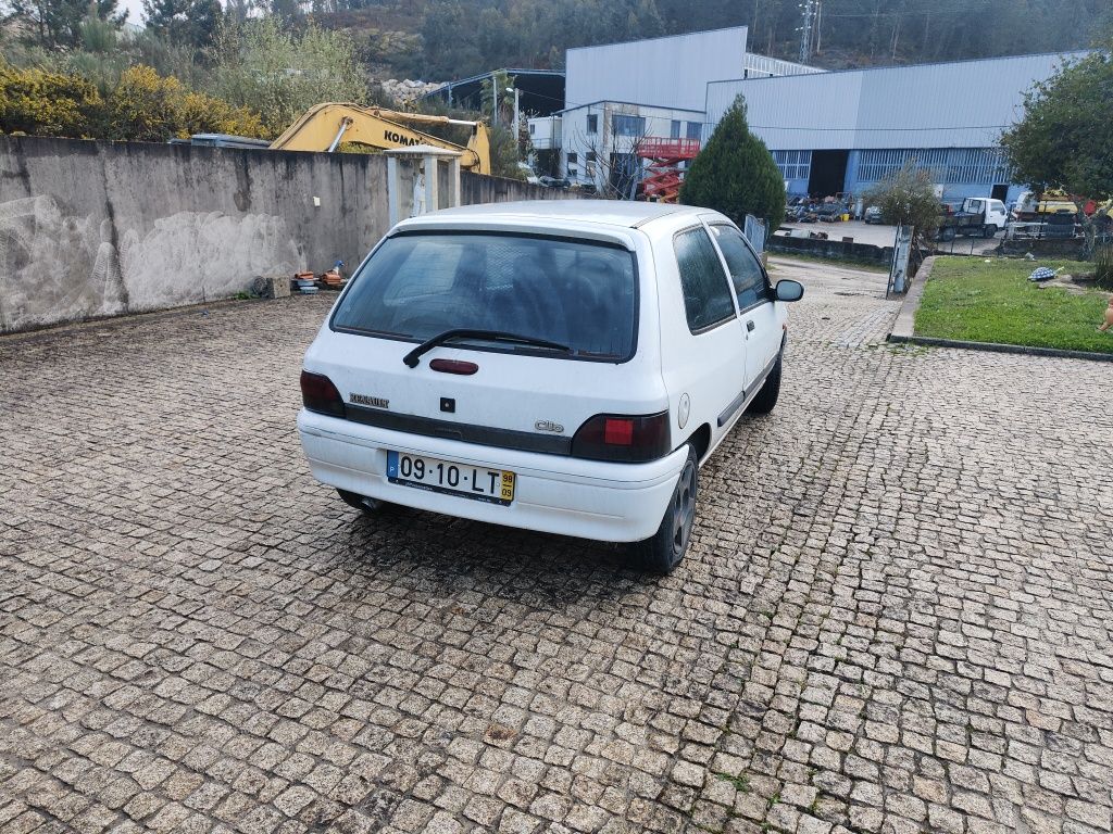 Clio 1.9 para peças