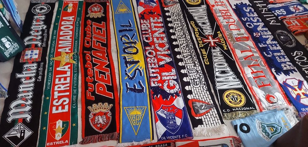 Varios cachecois de varios clubes