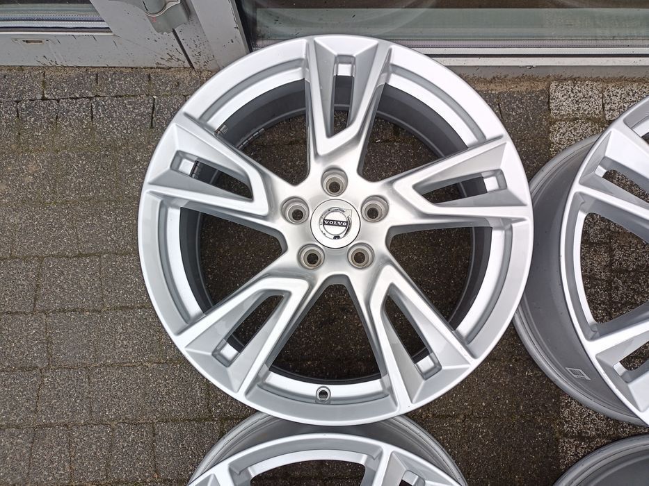 18" Volvo XC60 XC90 S40 V50 S60 S80 V90 Cross Country FORD Kuga Focus