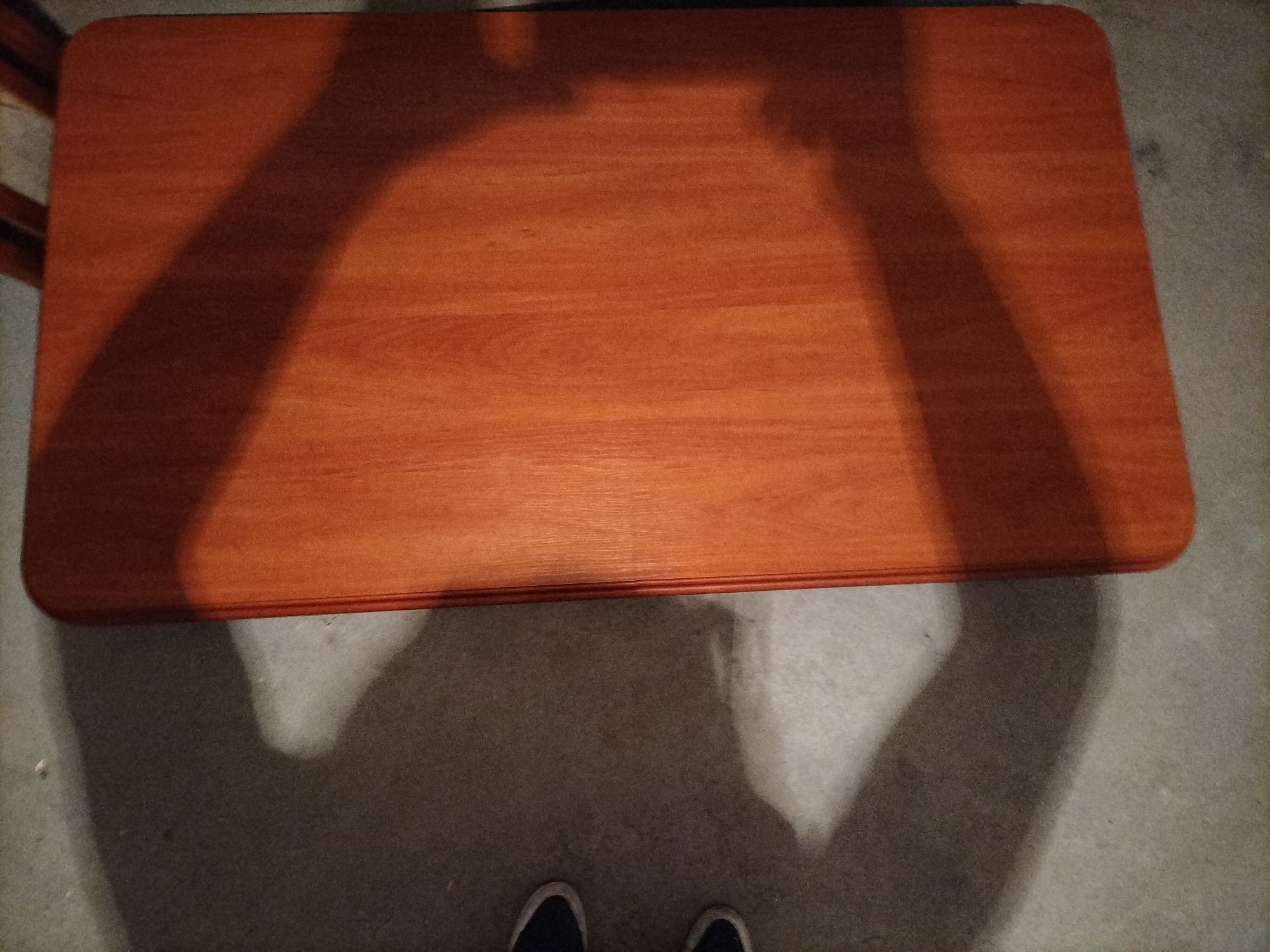 Stół drewnopodobny