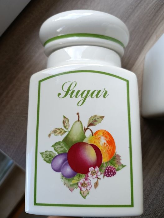 Dwa duże pojemniki ceramiczne