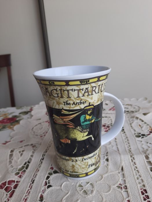 Фарфоровые тарелки, салатники, чайные пары