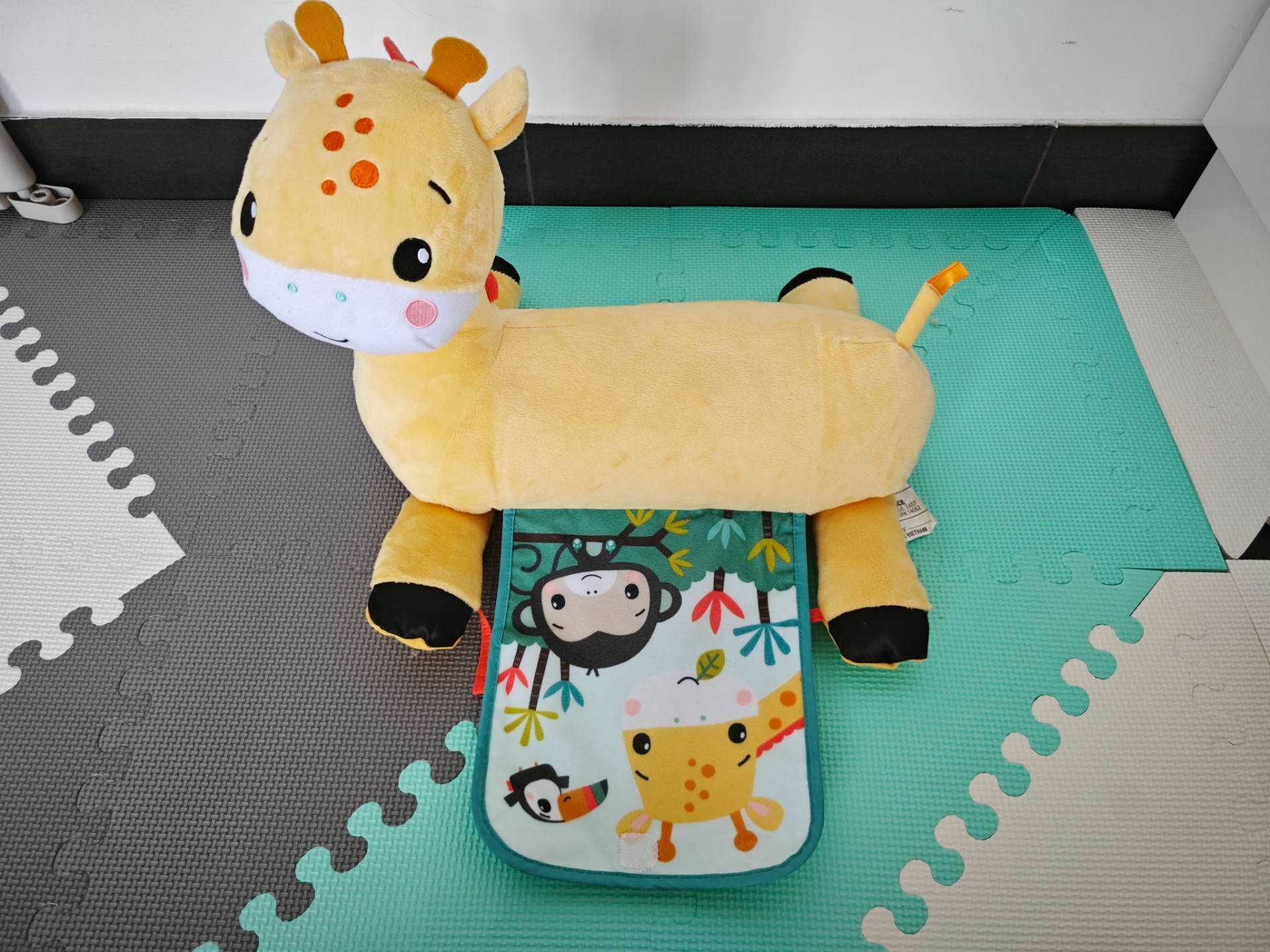 Poduszka edukacyjna Fisher-Price żyrafa – do nauki podnoszenia główki