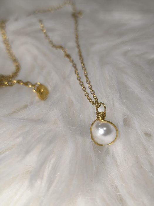 Colar dourado com pérola