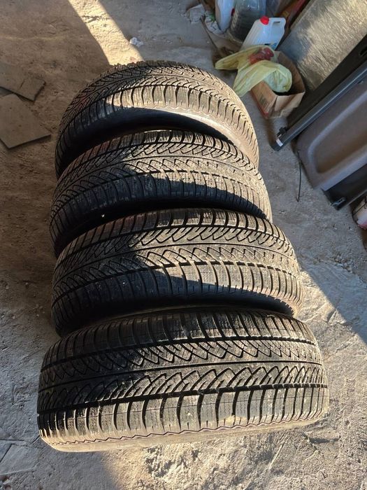 215/60R17 Goodyear шины зима 4 шт 2013 год