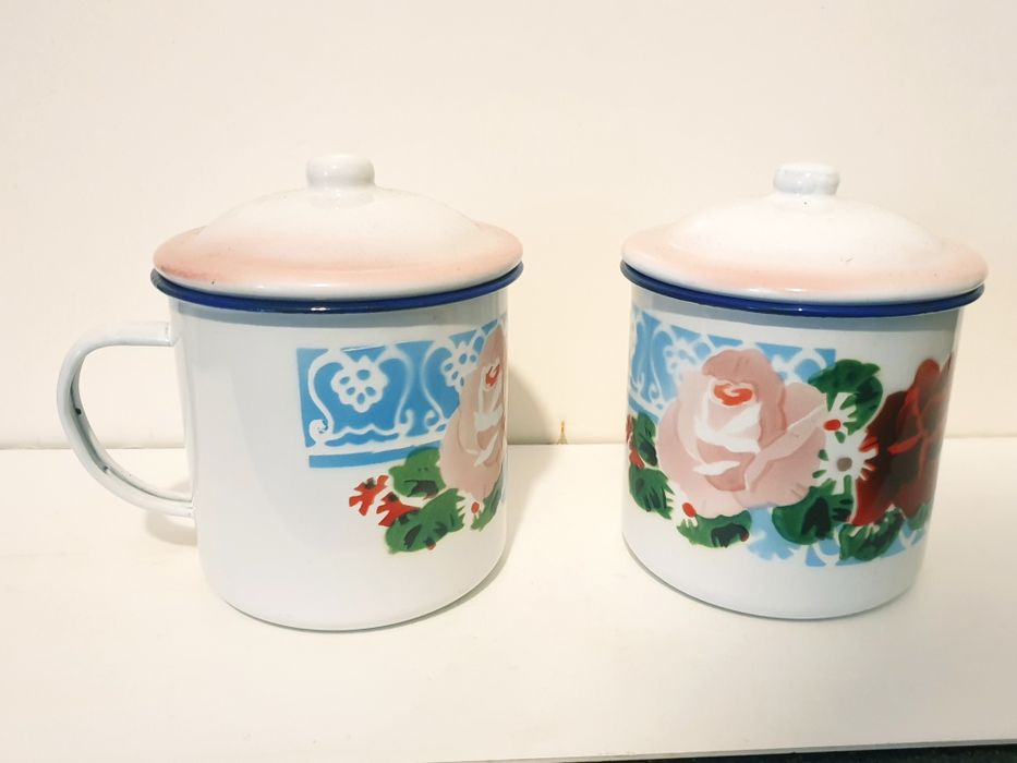 2 antigas grandes lindas canecas esmaltadas com tampas