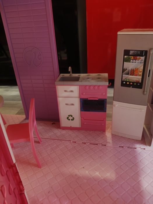 Duży Domek Barbie z zjeżdżalnią 
Z zjeżdżalnia
Ten