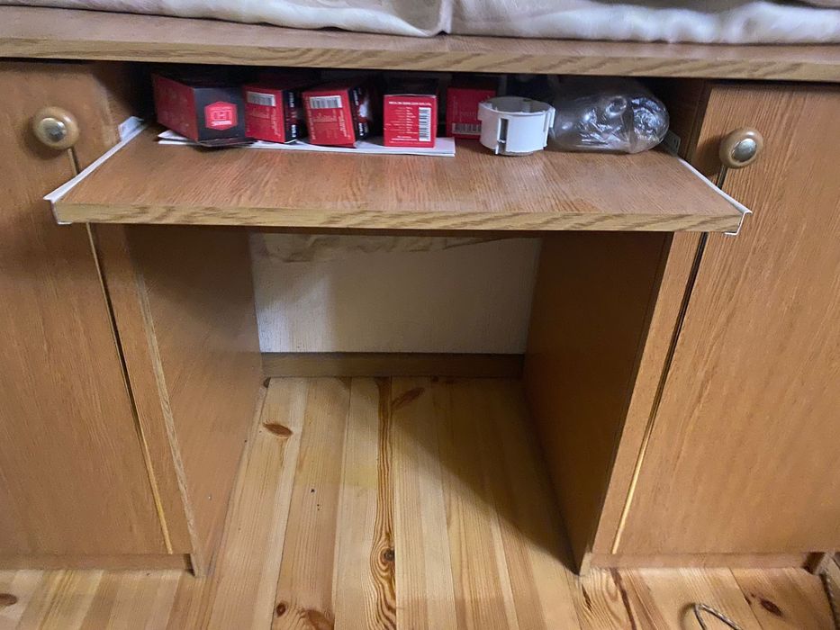 Стіл письмовий двотумбовий, з поличкою під клавіатуру до компʼютера.