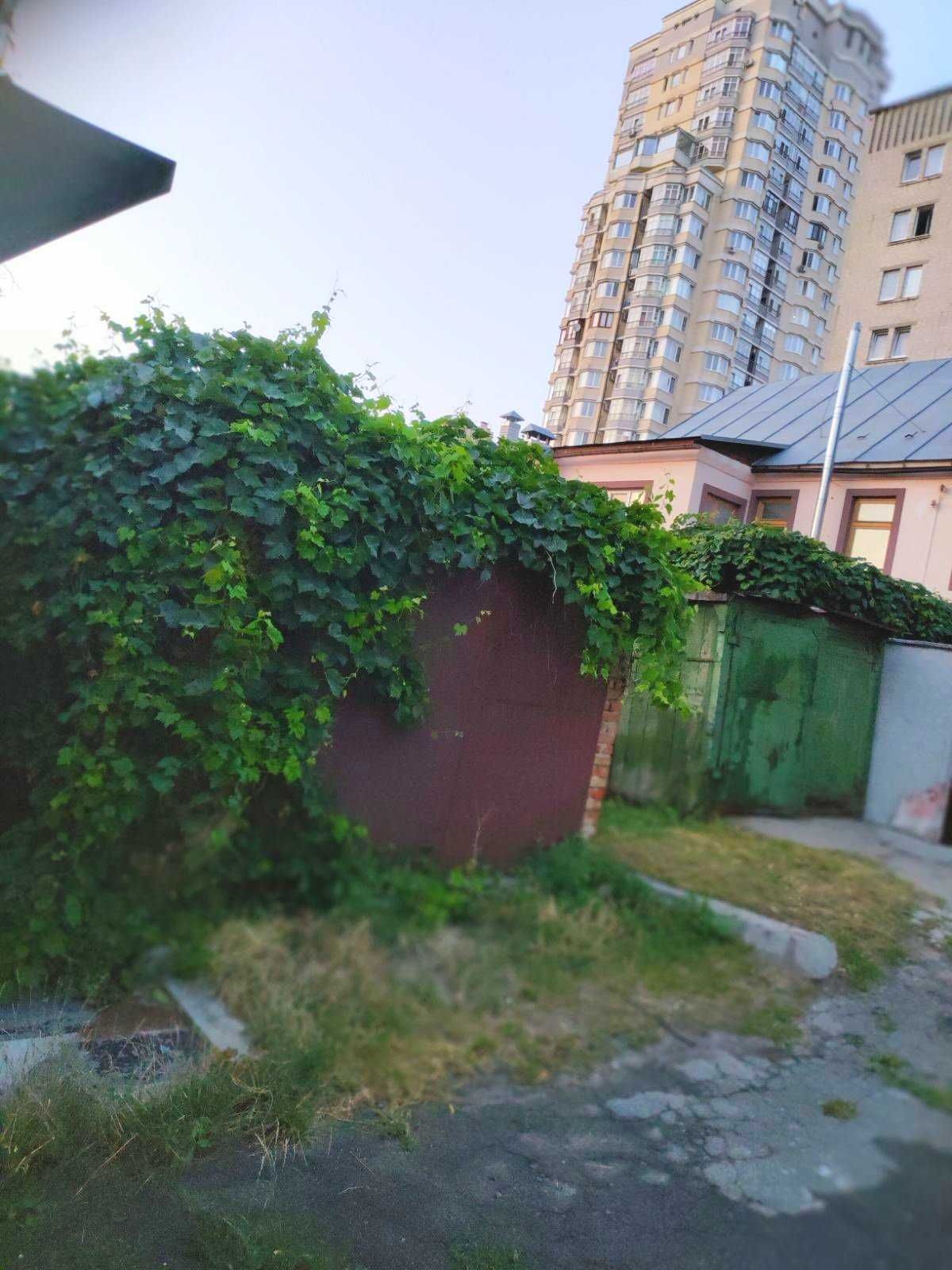 Продажа 1/2 ч. дома и земли  по ул.Нежинская ул. 29 (ст.м.Шулявка)