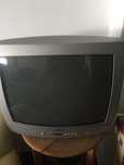 Televisão prateada a funcionar