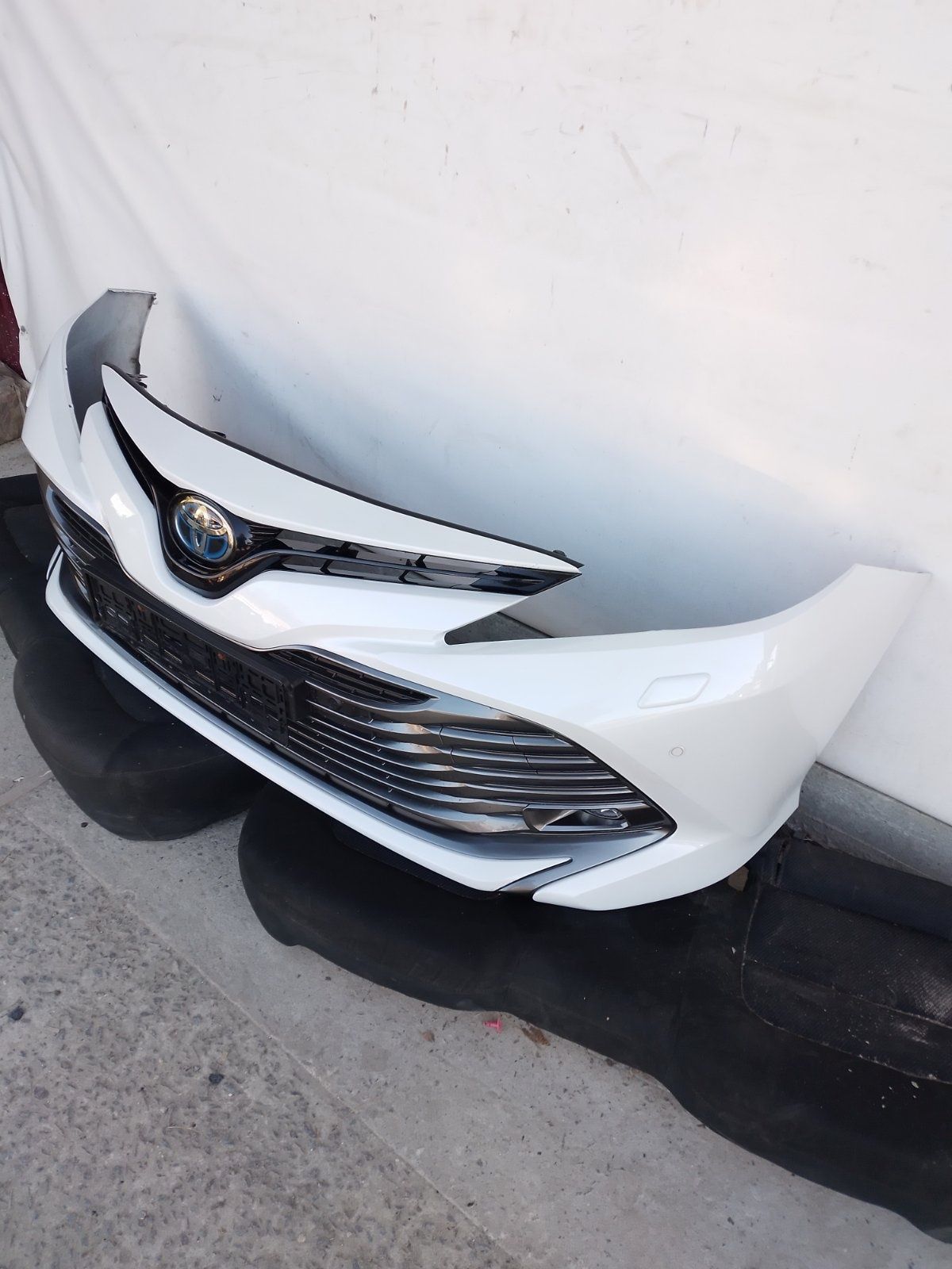 Бампер передній в зборі на Toyota Camry 70 17-23 року з туманками