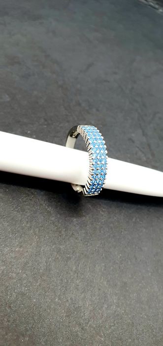 Pierścionek srebrny p.925 z niebieskimi cyrkoniami