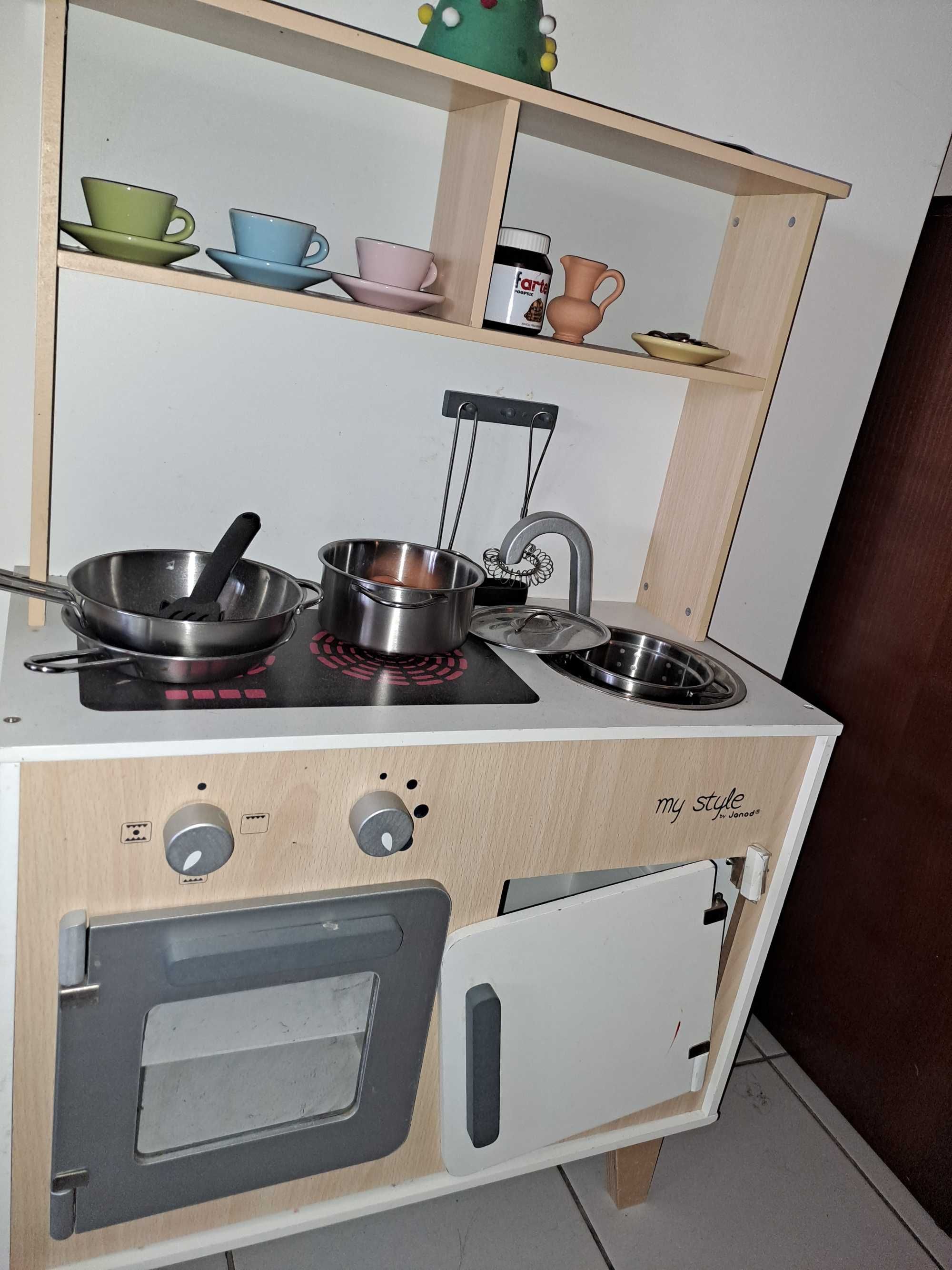 Casa e cozinha de bonecas
