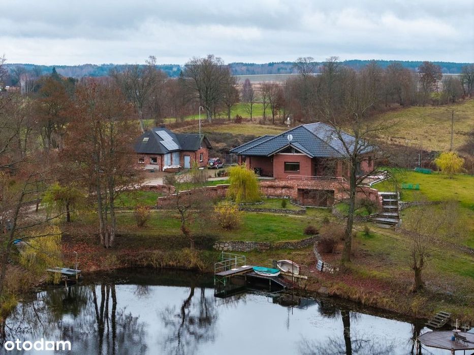 Ekskluzywna posiadłość ze stawem na dużej działce.
