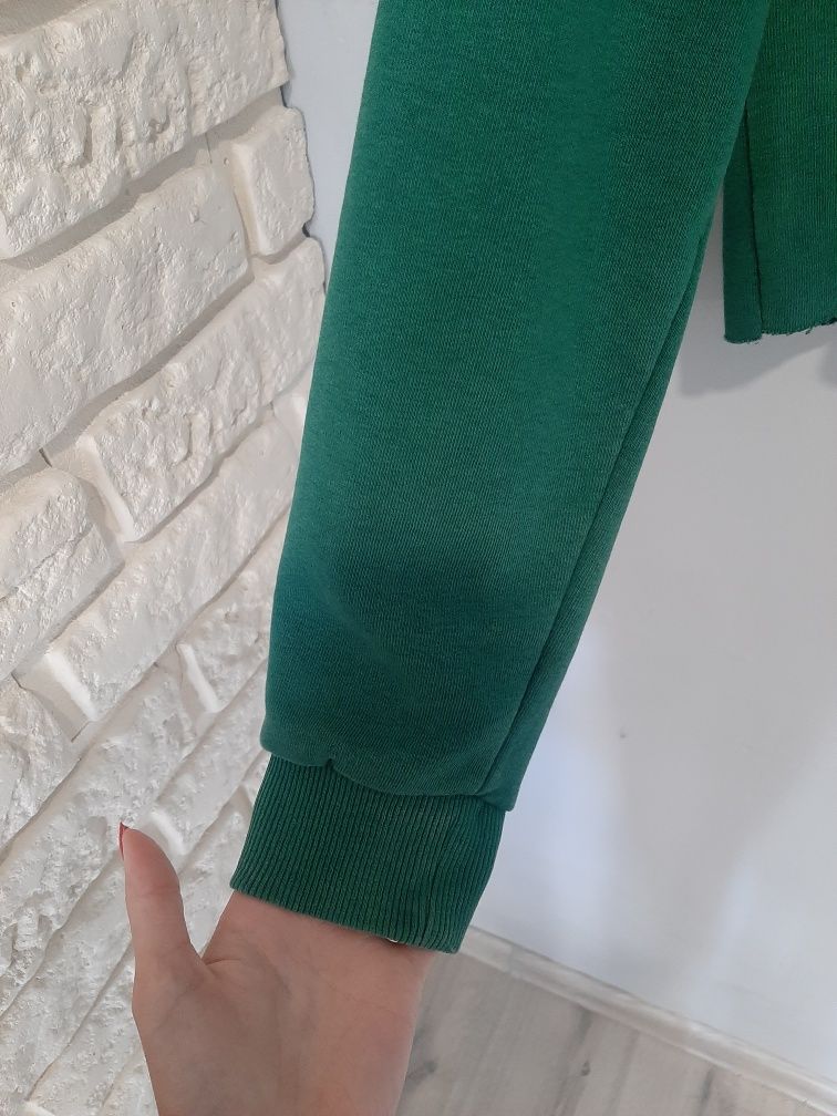 Zielona krótsza bluza z kapturem do pasa Primark z napisem Celebrity