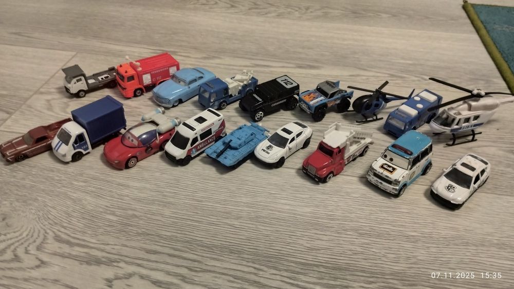 Машинки металлические, маленькие.