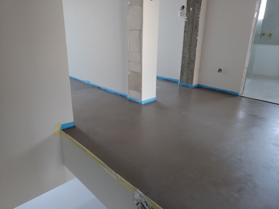 Wylewki samopoziomujące schody podłogi mikrocement montaż