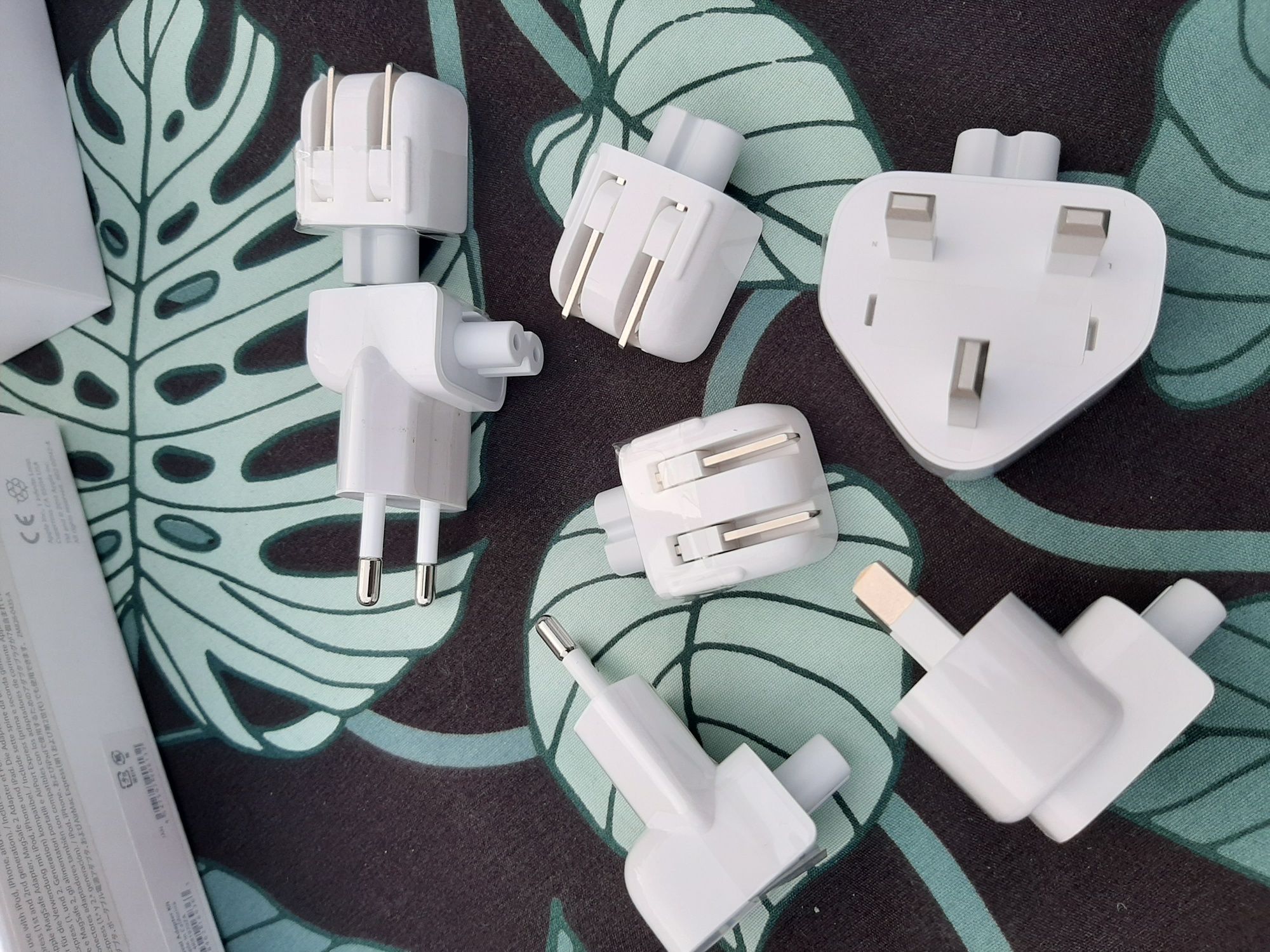 Uniwersalny zasilacz Apple dla podróżujących- World Travel Adapter Kit