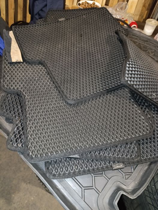 Продам коврики на Рено Меган 2, комплект