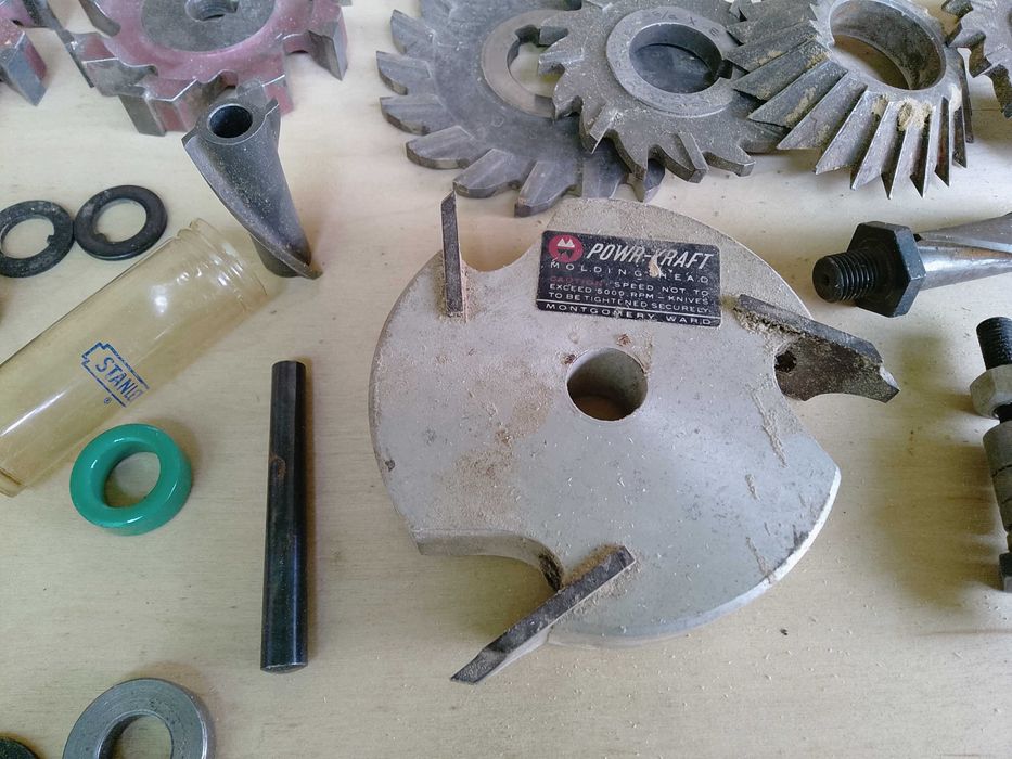 Frezarka dolnowrzecionowa do drewna.