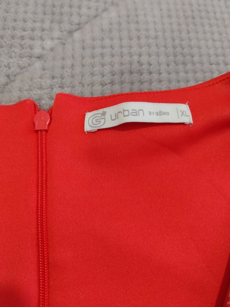 Vestido elegante. Tons coral