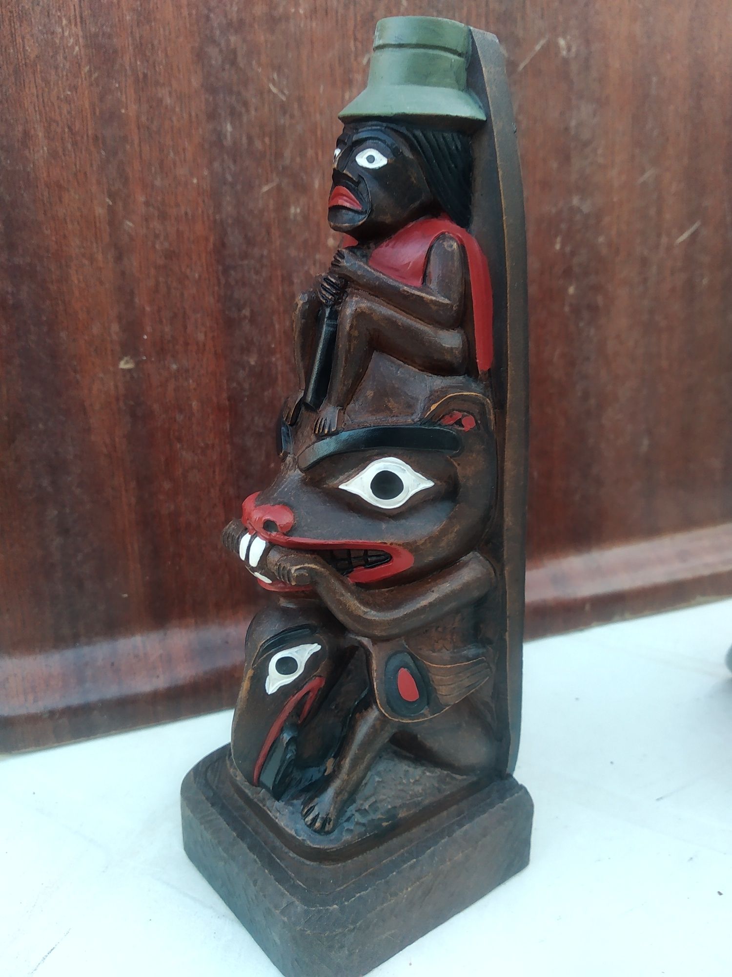 Estatueta de índio antiga em pedra e totem de indios antigo em madeira
