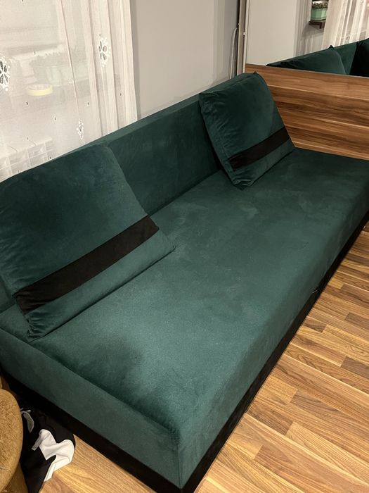 łóżko z poduszkami