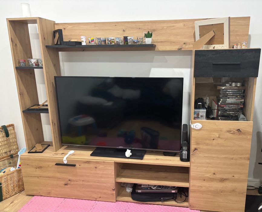 Móvel de TV com espaços de arrumação cor carvalho e preto