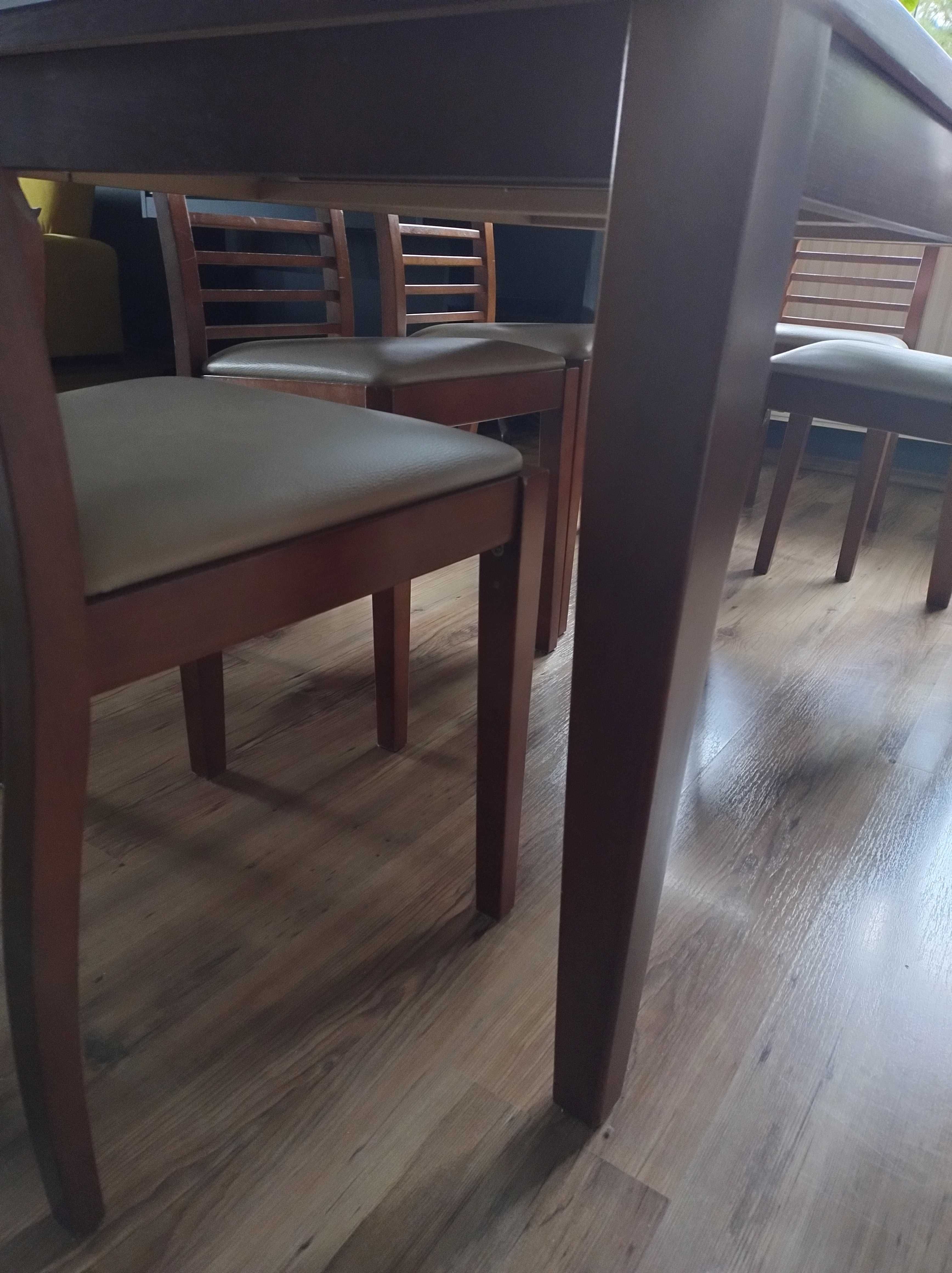 stół do jadalni z krzesłami