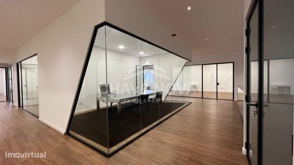 Armazém com 1200m² inserido num lote com 858m² em Canelas