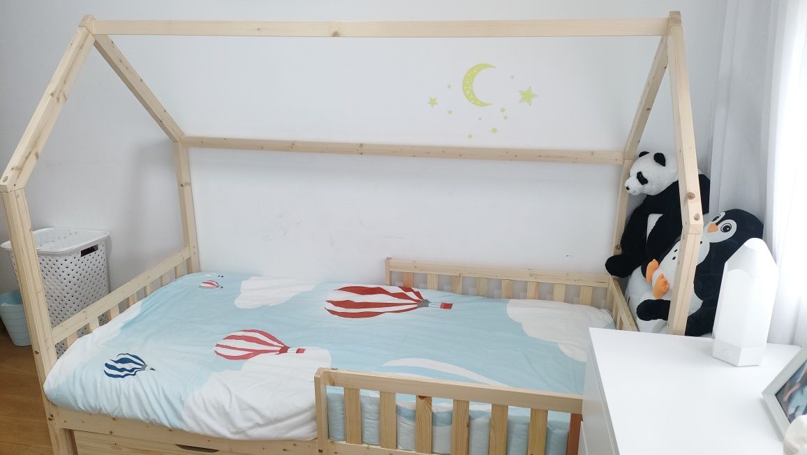 Cama casinha Montessori com grades e gavetas