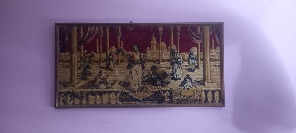 Quadro de tapeçaria antigo com motivos árabes 94x45cm.