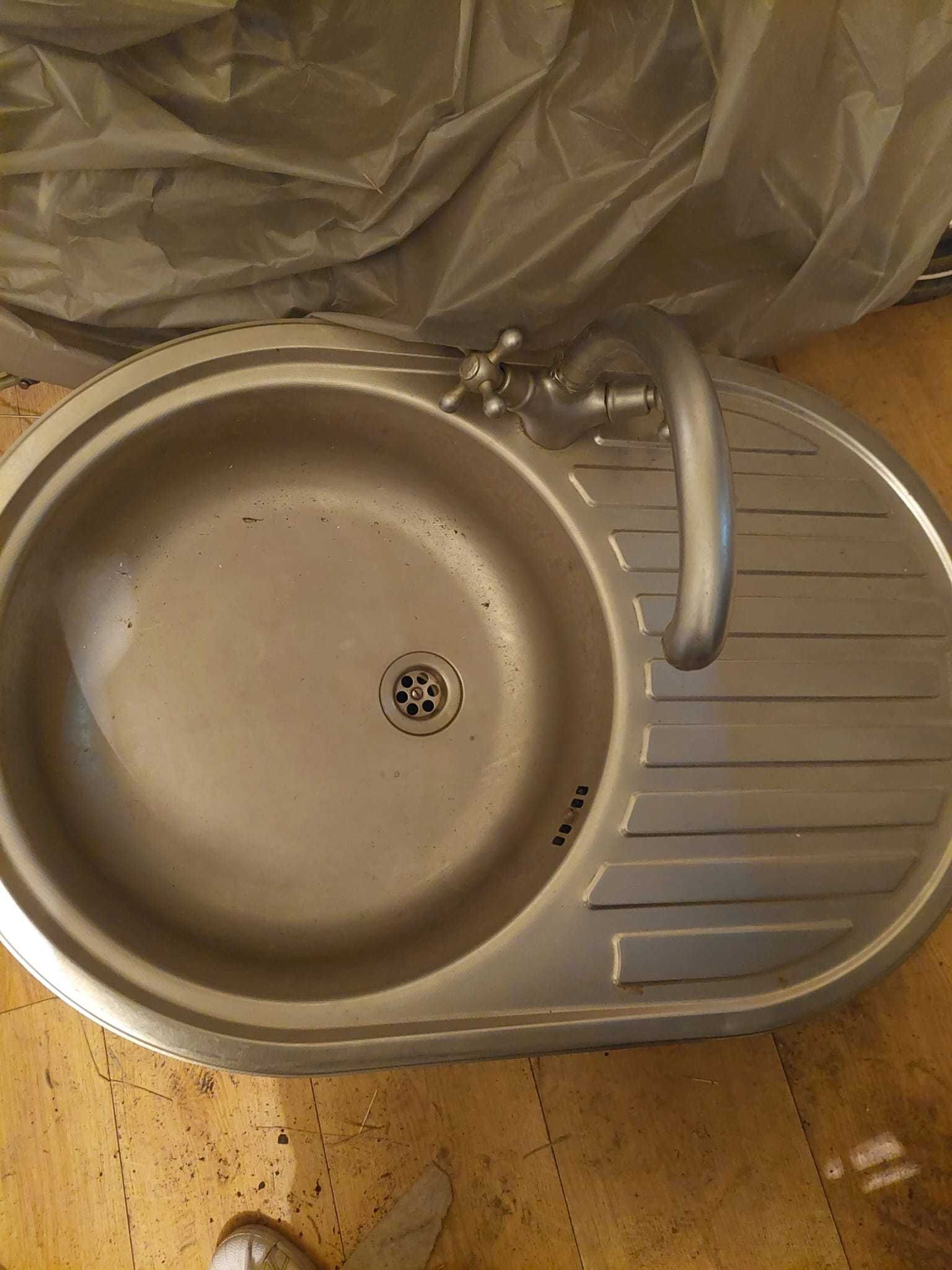 Jednokomorowy okrągły zlewozmywak z baterią