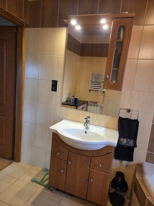 Umywalka szafka lustro z oświetleniem łazienkowe