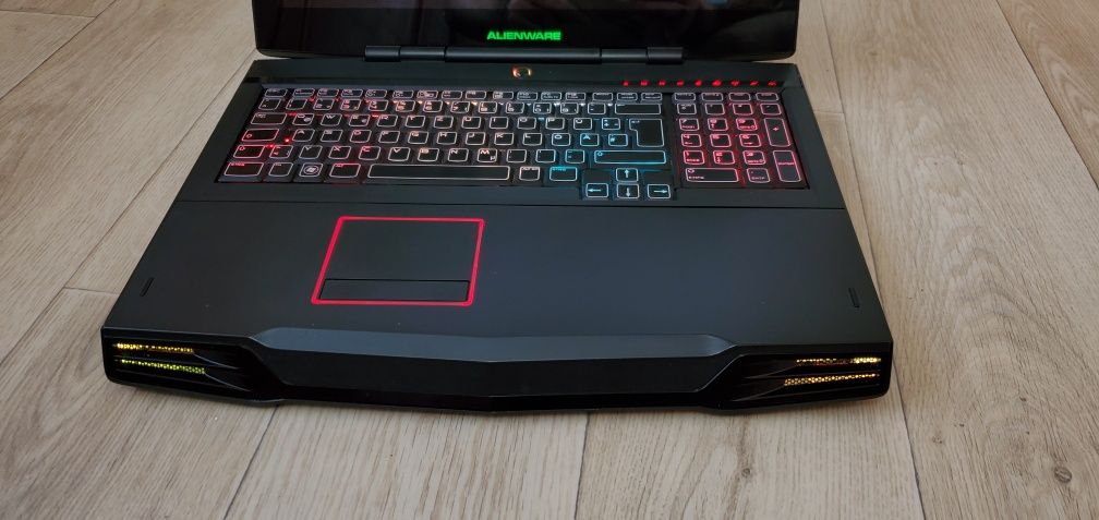 Якісний  ноутук Dell Alienware 17 екран