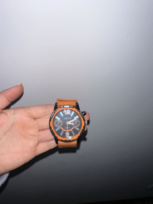 Vendo relógio laranja