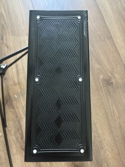 Podnóżek do gitary czarnh regulowany