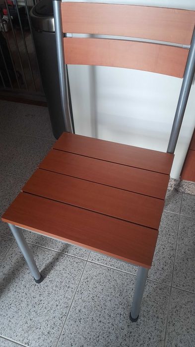 Duas Cadeiras de cozinha.