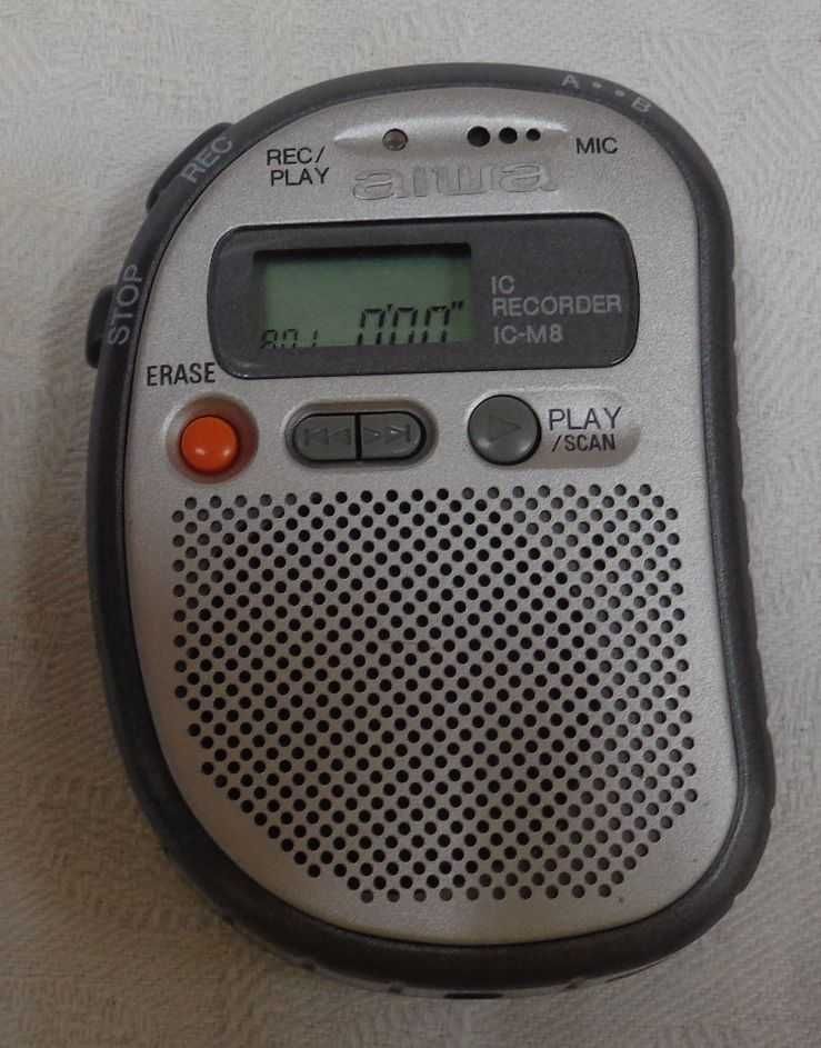 Dyktafon cyfrowy Aiwa i dyktafon Leriva na mikro kasety