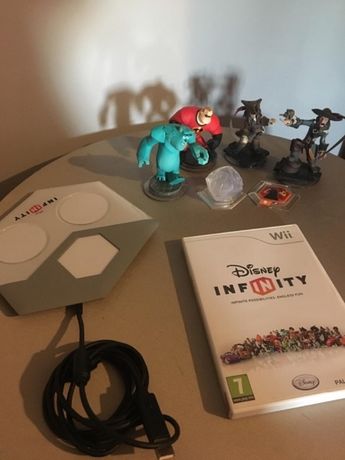Jogo Infiniti Wii com plataforma e bonecos