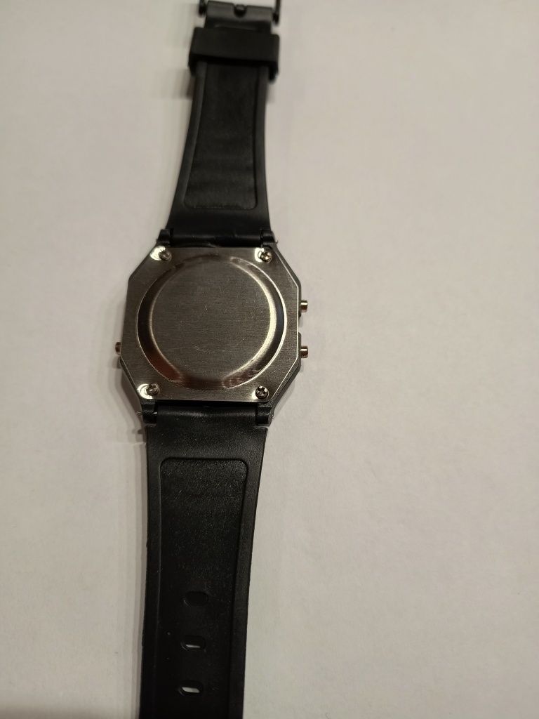 Czarny zegarek wzorowany na Casio