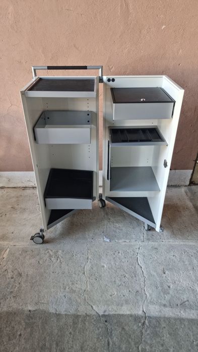 Metalowa szafka na kółkach