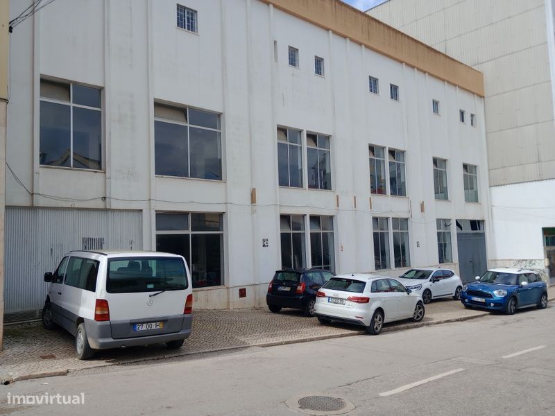 Vende Armazém / pavilhão Industrial/ garagem oficina